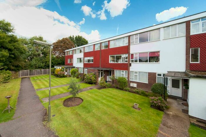 2 Bedroom Apartment To Rent In Addlestone, KT15