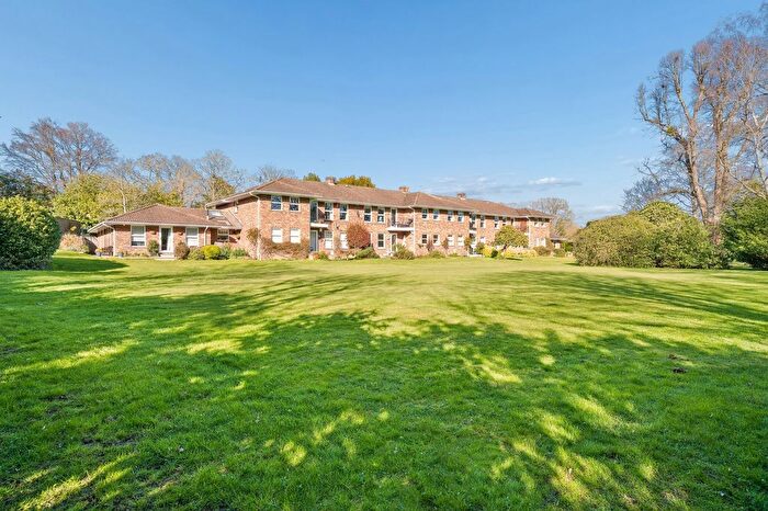 2 Bedroom Flat For Sale In Purton Lane, Farnham Royal, SL2