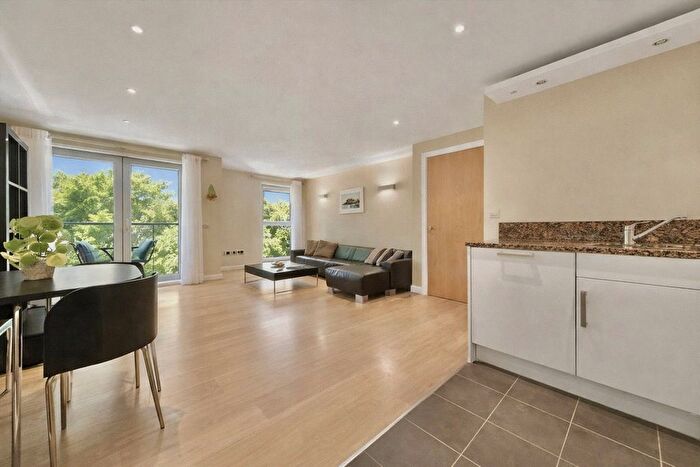 2 Bedroom Flat For Sale In Battersea Square, London, SW11