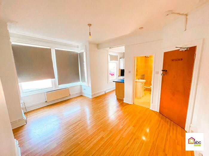 1 Bedroom Studio For Sale In Flat Anerley Road, Westcliff-On-Sea, Essex, Uk, SS0