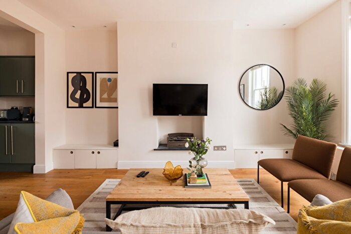 2 Bedroom Flat For Sale In Flood Street, Chelsea, SW3