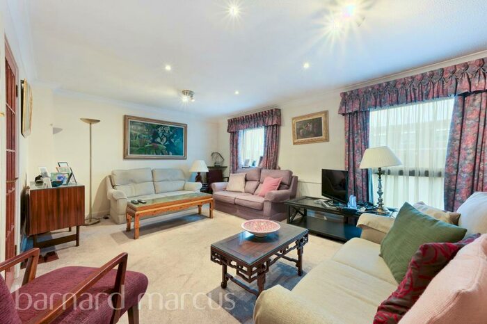 3 Bedroom House To Rent In Ditton Reach, Thames Ditton, KT7