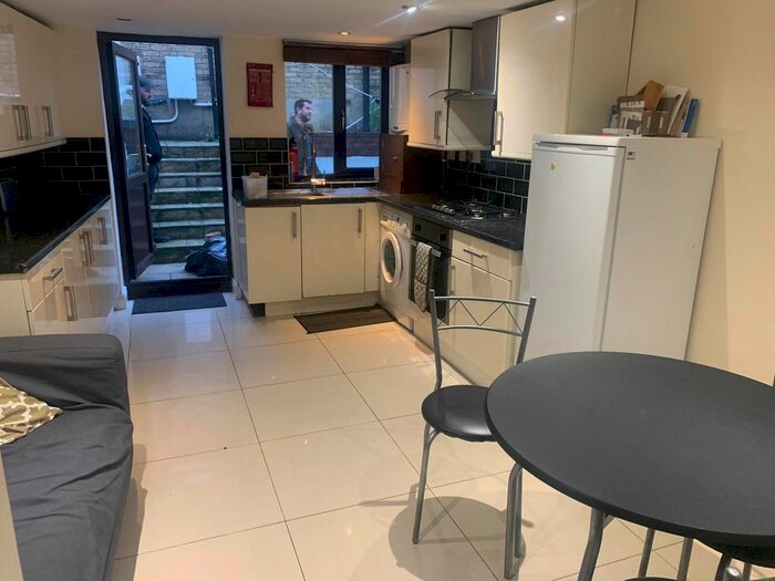 5 Bedroom Flat To Rent In New Cross Road, London, SE14