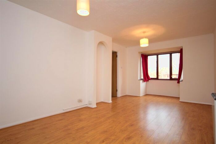 2 Bedroom Flat To Rent In Cotton Avenue, North Acton, W3
