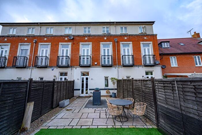 3 Bedroom Town House For Sale In Dragon Road, Hatfield, AL10