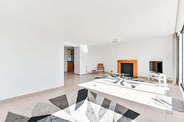1 Bedroom Flat For Sale In Numa Court, Brentford, TW8