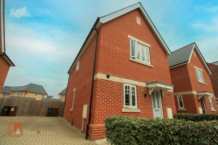 3 Bedroom Link Detached House To Rent In Lilianna Road, Colchester, Essex, CO4