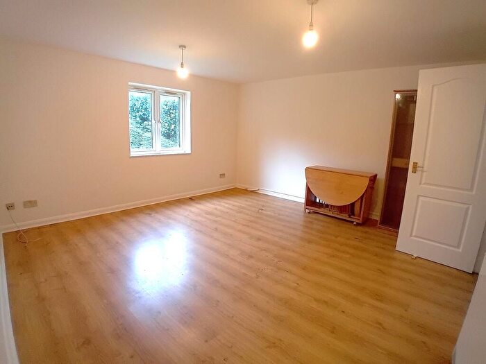 1 Bedroom Flat To Rent In Heton Gardens, London, NW4