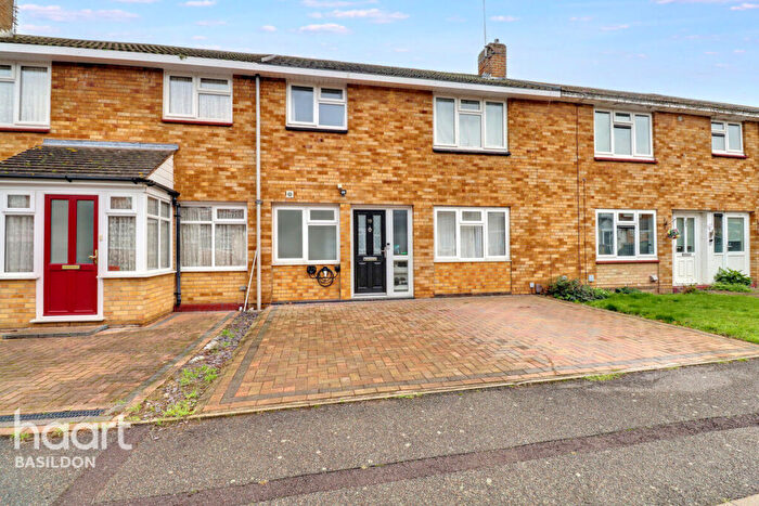 3 Bedroom Terraced House For Sale In Latchetts Shaw, Basildon, SS16