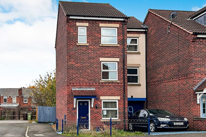 3 Bedroom Town House For Sale In Pippin Close, Misterton, Doncaster, DN10