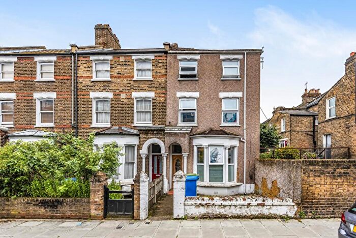 4 Bedroom End Of Terrace House To Rent In Elmington Road Camberwell, SE5
