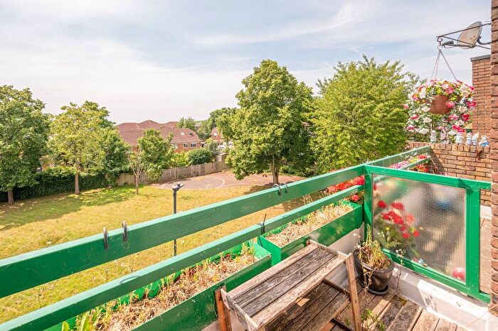 1 Bedroom Flat To Rent In Midwood Close, Dollis Hill, London, NW2