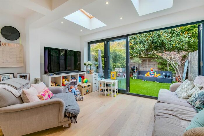 2 Bedroom Flat To Rent In Mallinson Road, London, SW11