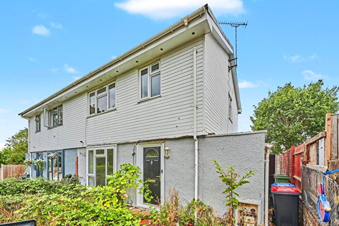 3 Bedroom Semi Detached House For Sale In Deanery Hill, Braintree, Essex, CM7