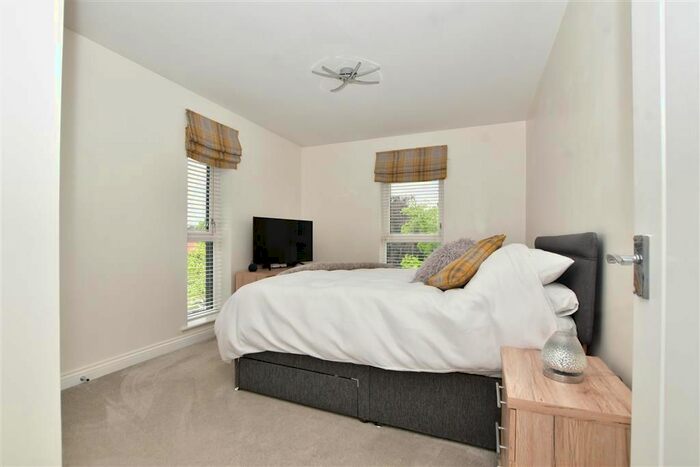 2 Bedroom Flat For Sale In Charlotte Way, Leybourne, West Malling, Kent, ME19