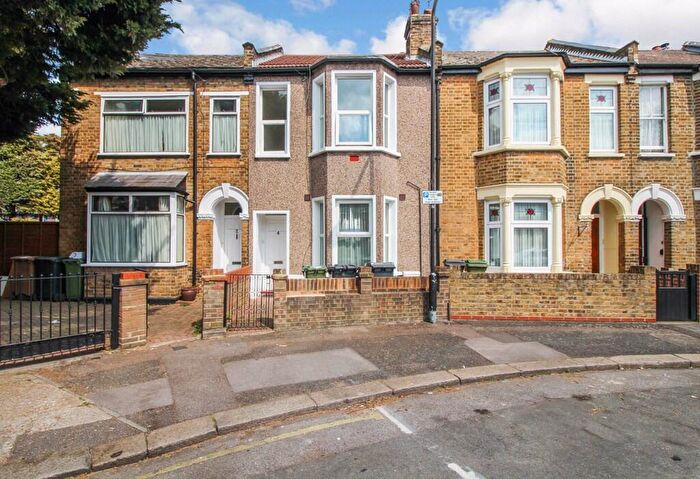 1 Bedroom Flat To Rent In The Crescent, London, E17
