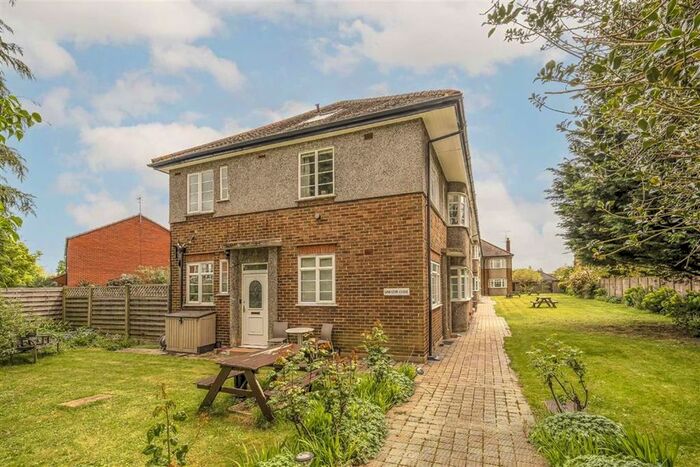 3 Bedroom Flat To Rent In Kingston Close, Teddington, TW11