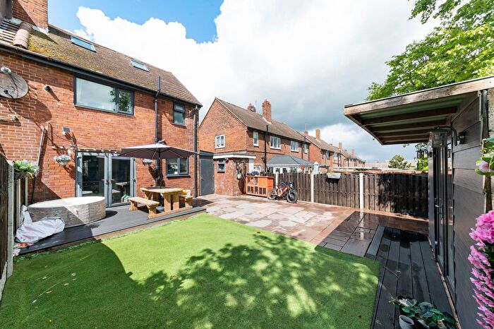 3 Bedroom Semi-Detached House For Sale In Ings Crescent, Dewsbury, WF12