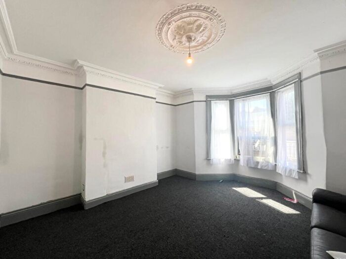 6 Bedroom Town House To Rent In Wingrove Road, Newcastle Upon Tyne, NE4