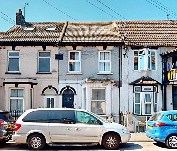 1 Bedroom Flat For Sale In (A), Luton Road, Chatham, ME4