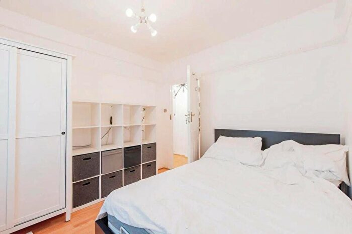 2 Bedroom Flat For Sale In Elmers End Road, Anerley, London, SE20