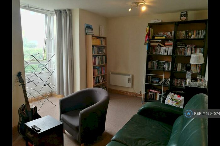 2 Bedroom Flat To Rent In Bramlands Close, Clapham Junction, SW11