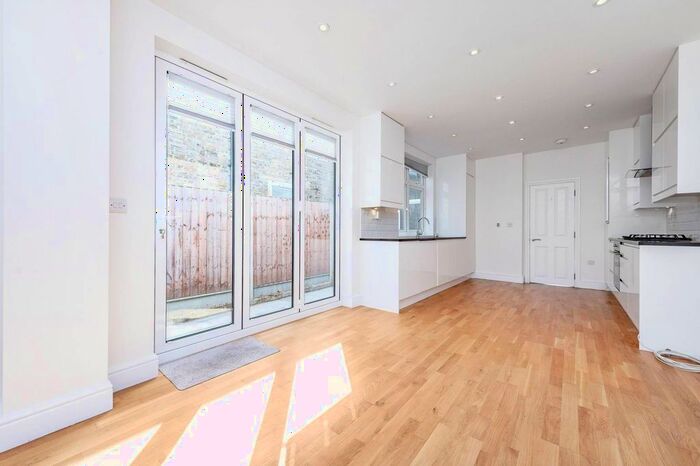 2 Bedroom Maisonette To Rent In Brightwell Crescent, Tooting, London, SW17