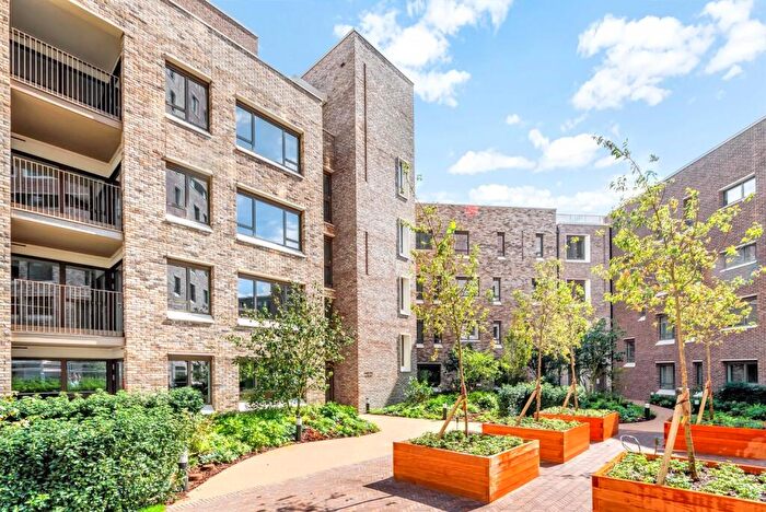 1 Bedroom Flat To Rent In Walworth Square, Elephant & Castle, London, SE17