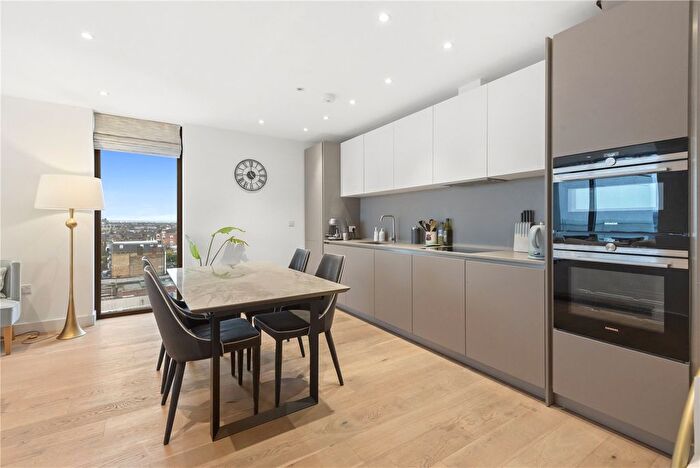 2 Bedroom Flat For Sale In Balham High Road, London, SW17