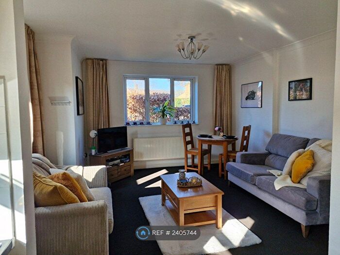 2 Bedroom Flat To Rent In Lincoln Court, Denham, Uxbridge, UB9