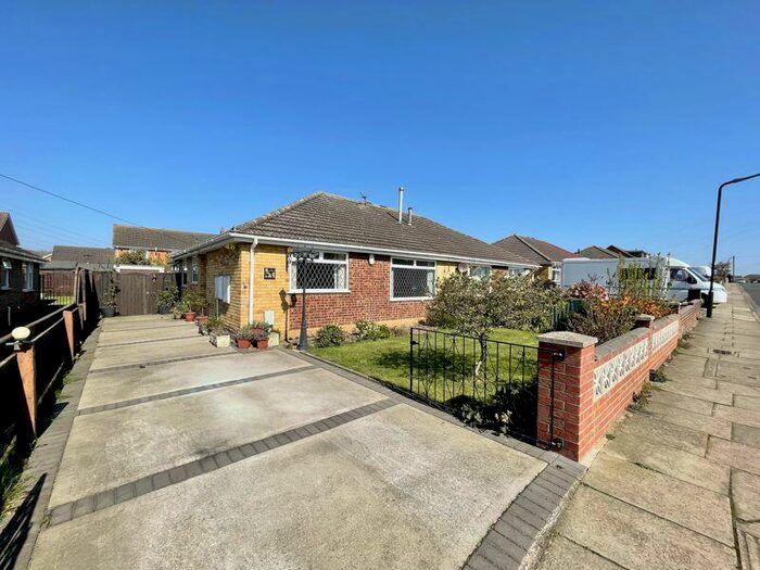 3 Bedroom Semi-Detached Bungalow For Sale In Oakwood Drive, Wybers Wood, DN37