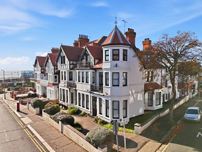 2 Bedroom Flat For Sale In Westcliff Avenue, Westcliff-On-Sea, SS0