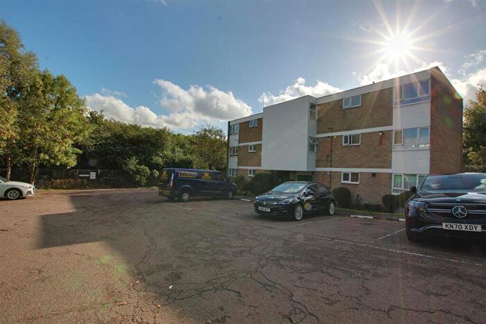 2 Bedroom Flat To Rent In Merridene, London, N21