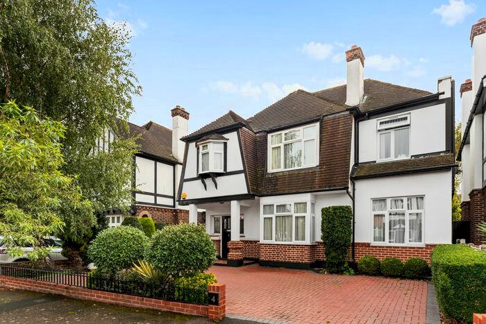 4 Bedroom Detached House To Rent In Hollybush Close, London, E11