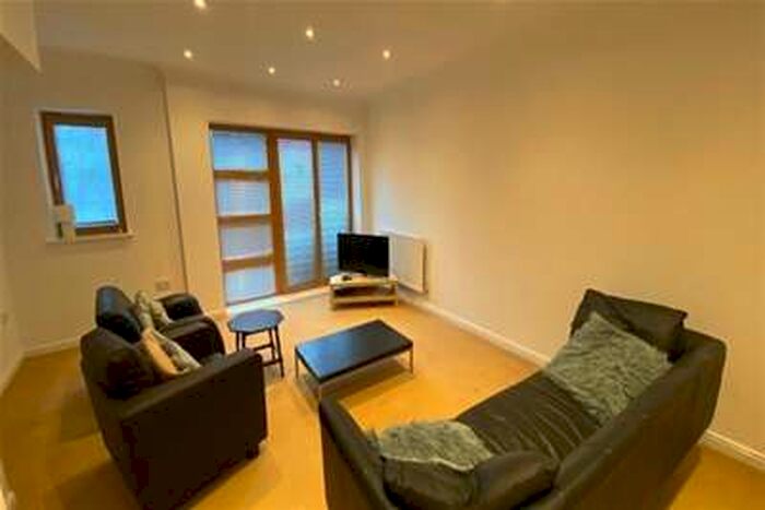 3 Bedroom Town House To Rent In Barton Road, Old Market, Bristol, BS2