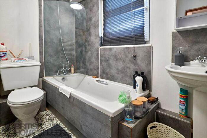 3 Bedroom End Of Terrace House For Sale In Home Farm, Highworth, Swindon, Wiltshire, SN6
