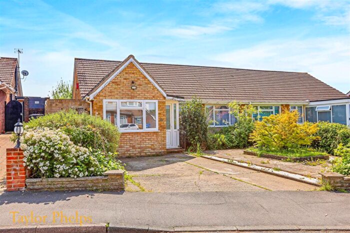 3 Bedroom Bungalow To Rent In Lulworth Avenue, Goffs Oak, EN7