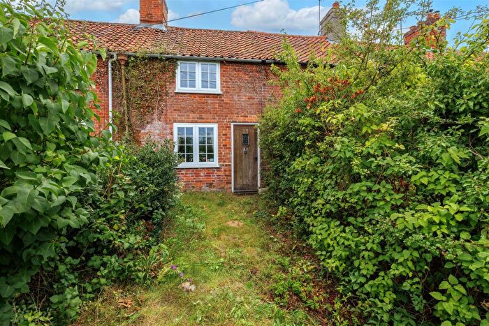 2 Bedroom Cottage For Sale In Beccles Road, Haddiscoe, Norwich, NR14