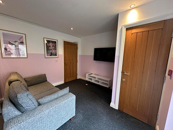 2 Bedroom Flat To Rent In Stunning Bedroom Bathroom Apartment // /, LN1