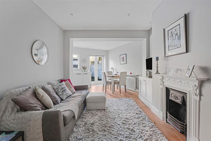 1 Bedroom Flat For Sale In Rostrevor Road, London, SW6