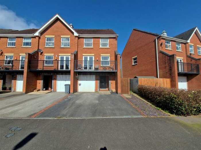 3 Bedroom Town House To Rent In Edgbaston Drive, Trentham, Stoke-On-Trent, ST4