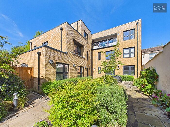 2 Bedroom Flat For Sale In James Yard, Watford, WD17