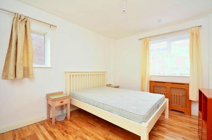 3 Bedroom Flat To Rent In Abbots Manor, Pimlico, London, SW1V