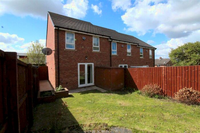 3 Bedroom Town House To Rent In Rochester Road, Birstall, Batley, WF17