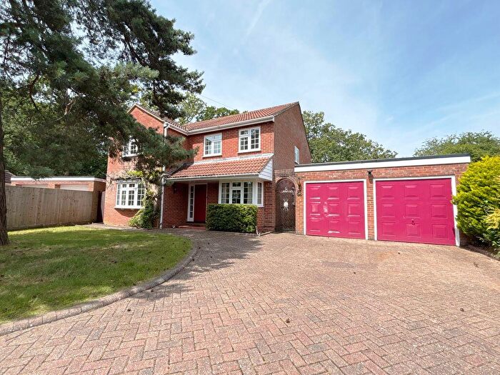 4 Bedroom Detached House For Sale In Woodland Glade, Farnham Common, SL2