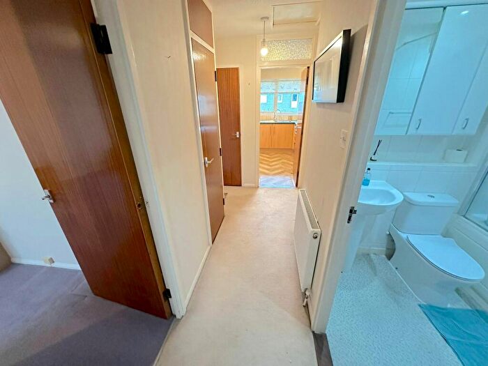 2 Bedroom Flat To Rent In Freshfield Drive, London, N14