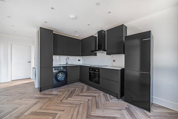 2 Bedroom Flat To Rent In Weybridge, Surrey, KT13