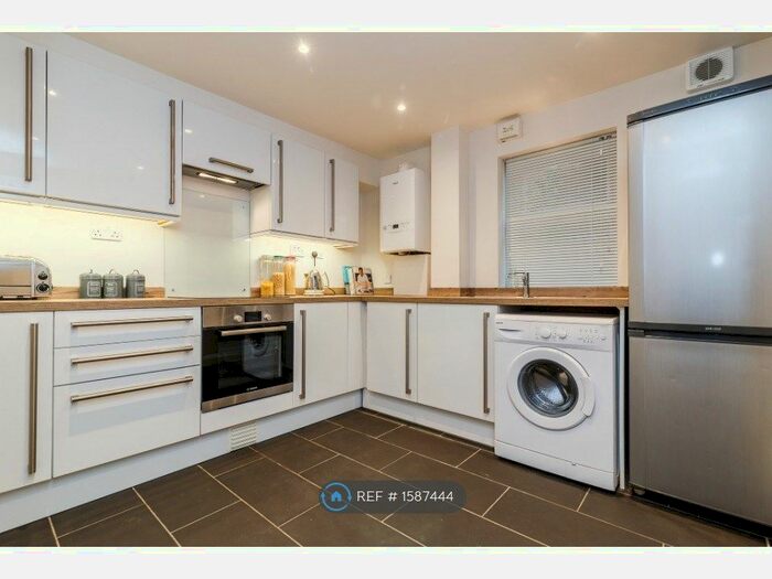 2 Bedroom Flat To Rent In Cheriton Court, London, SE12