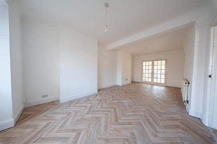 3 Bedroom Semi-Detached House For Sale In Brentwood Road, Romford, Essex, RM2