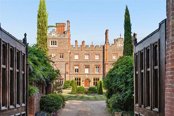 3 Bedroom Flat For Sale In Albury Park, Albury, Guildford, Surrey, GU5